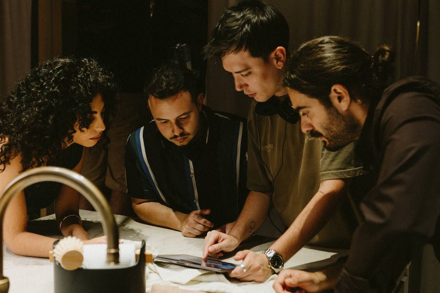 Equipo de Noches Frías revisando una escena